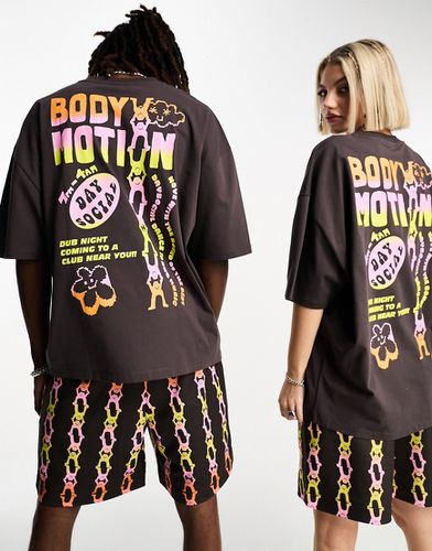 ASOS Daysocial - T-shirt oversize unisex pesante marrone con stampa Body Motion sul retro in coordinato - ASOS DESIGN - Modalova