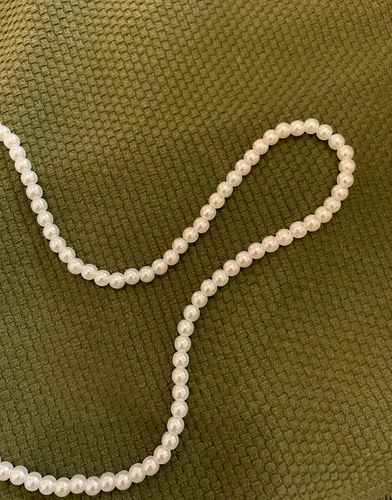 Collana corta con perle sintetiche bianche in vetro da 6 mm - ASOS DESIGN - Modalova