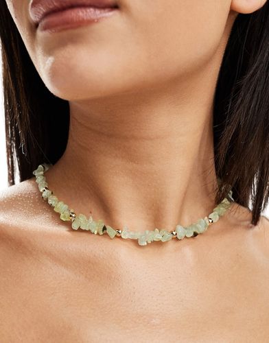 Collana in pietra semipreziosa verde con perline dorate - ASOS DESIGN - Modalova