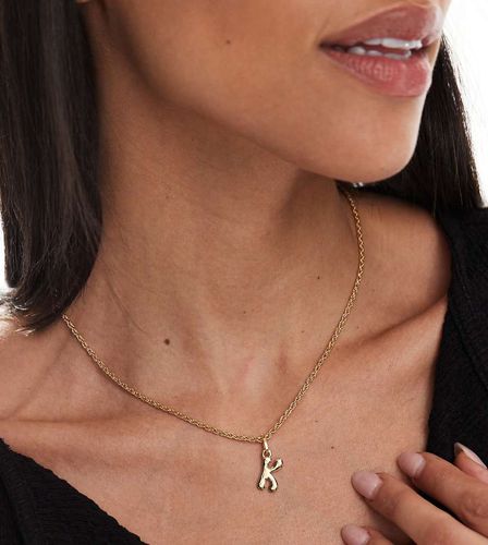 Collana placcata 14 k con iniziale "K" bombata in confezione regalo - ASOS DESIGN - Modalova