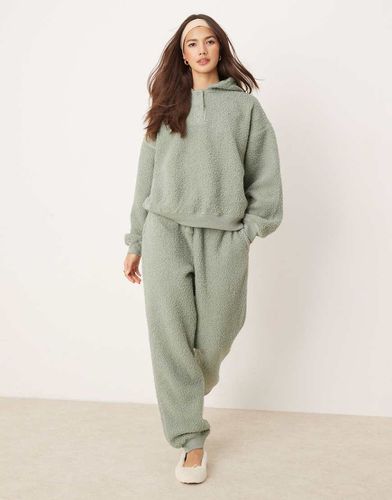 Completo da casa in pile borg color salvia con joggers e felpa oversize con cappuccio - ASOS DESIGN - Modalova