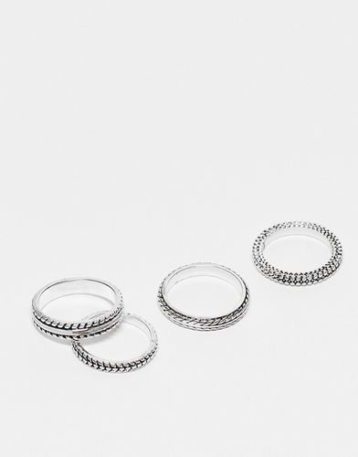 Confezione da 4 anelli a fascia sottili argentati con dettagli in rilievo - ASOS DESIGN - Modalova