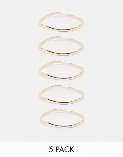 Confezione da 5 bracciali rigidi dorati con dettagli ondulati astratti - ASOS DESIGN - Modalova