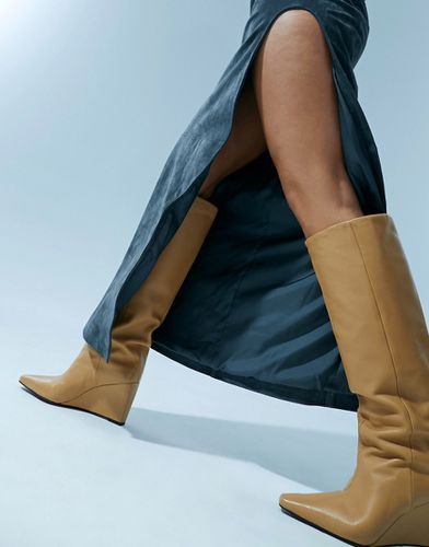 Cali - Stivali al ginocchio in pelle premium color cammello con zeppa - ASOS DESIGN - Modalova
