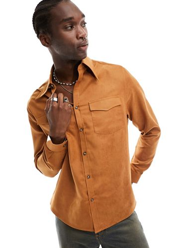 Camicia vestibilità comoda in camoscio sintetico color cuoio con colletto anni '70 - ASOS DESIGN - Modalova