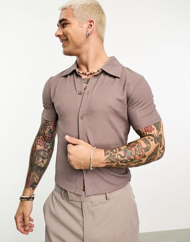 Camicia attillata corta con colletto rétro stile polo marrone testurizzato - ASOS DESIGN - Modalova