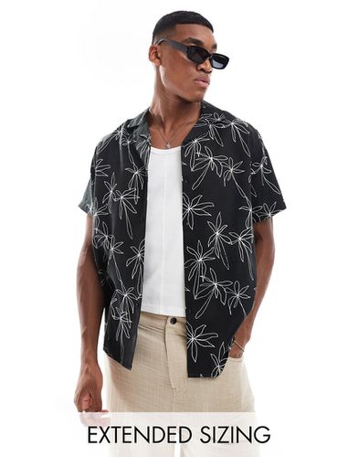 Camicia da spiaggia comoda nera con stampa di palme e rever - ASOS DESIGN - Modalova