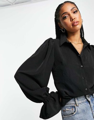 Camicia morbida nera con maniche voluminose e volant sui polsini - ASOS DESIGN - Modalova