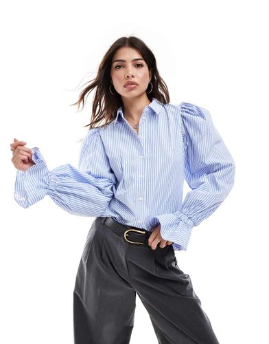 Camicia morbida a righe chambray con maniche voluminose e volant sui polsini - ASOS DESIGN - Modalova