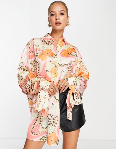 Camicia oversize in raso con stampa a fiori e leopardata e lacci sui polsini - ASOS DESIGN - Modalova