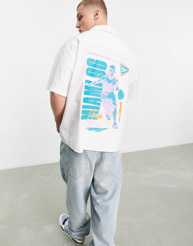Camicia oversize squadrata bianca con stampa stile basketball sul retro e rever - ASOS DESIGN - Modalova