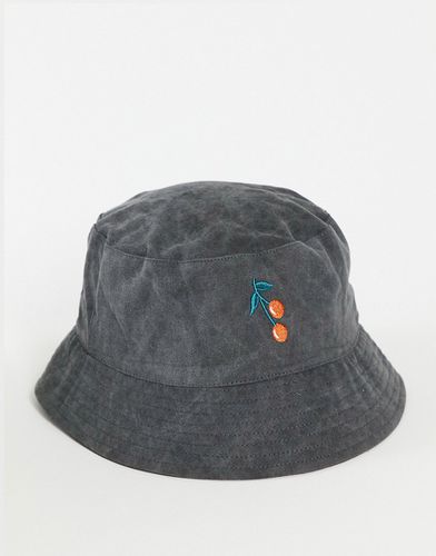 Cappello da pescatore con ricamo con ciliegie, colore slavato - ASOS DESIGN - Modalova