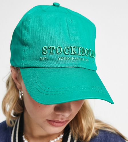 Cappellino con scritta "Stockholm" - ASOS DESIGN - Modalova