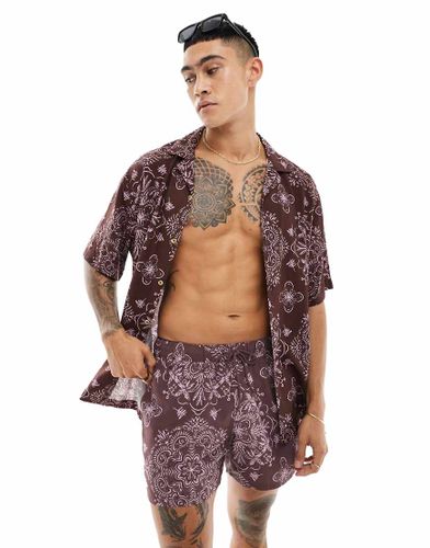 Chemise décontractée d'ensemble avec col à revers et imprimé bandana - Bordeaux - Asos Design - Modalova