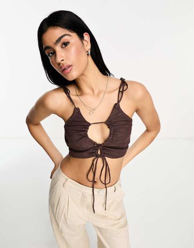 Crop top con lacci e apertura a goccia arricciata color cioccolato con spalline allacciate - ASOS DESIGN - Modalova