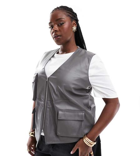 ASOS DESIGN Curve - Gilet multitasche in pelle sintetica - ASOS Curve - Modalova