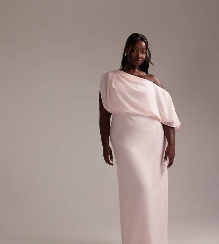 ASOS DESIGN Curve - L'invitée - Robe longue asymétrique en crêpe effet drapé - clair - Asos Curve - Modalova
