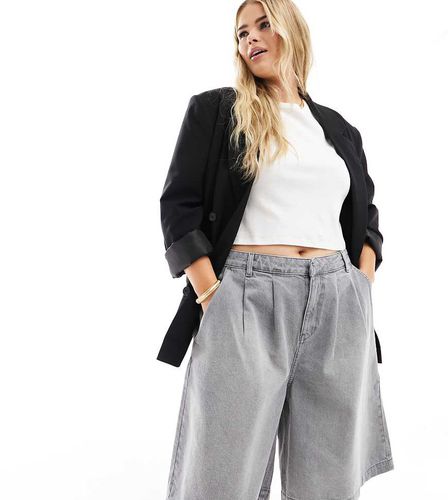 ASOS DESIGN Curve - Pantaloncini di jeans taglio lungo a pieghe slavato - ASOS Curve - Modalova