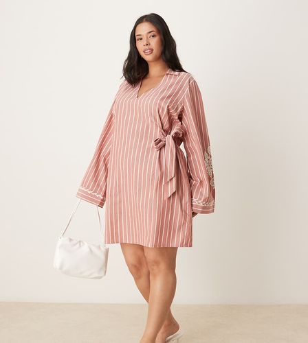 ASOS DESIGN Curve - Robe chemise portefeuille courte à rayures avec broderies et poignets larges - Asos Curve - Modalova