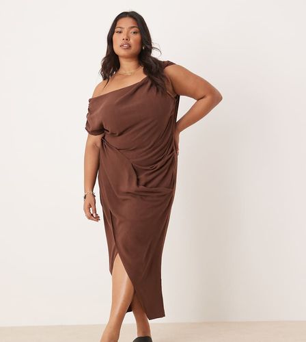 ASOS DESIGN Curve - Robe mi-longue en lin avec épaule torsadée tombante et jupe croisée - chocolat - Asos Curve - Modalova