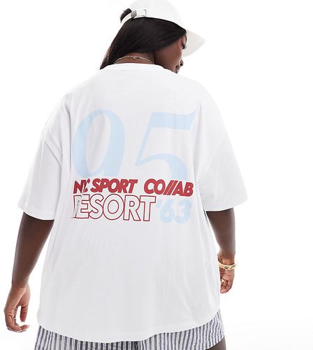 ASOS DESIGN Curve - T-shirt bianca oversize con grafica "NYC Sport Resort" - ASOS Curve - Modalova