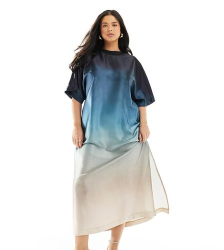 ASOS DESIGN Curve - Vestito t-shirt midi oversize in raso blu sfumato - ASOS Curve - Modalova