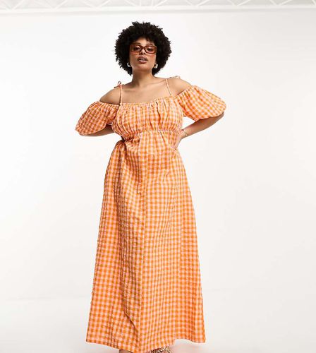 ASOS DESIGN Curve - Vestito lungo in cotone rosa e arancione a quadretti con spalle scoperte e arricciatura sul busto - ASOS Curve - Modalova