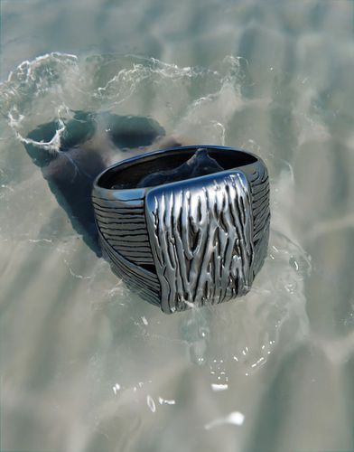 Anello argentato in acciaio inossidabile resistente all'acqua con motivo zigrinato gotico - ASOS DESIGN - Modalova