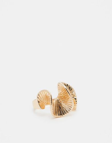 Anello con motivo zigrinato arricciato dorato - ASOS DESIGN - Modalova