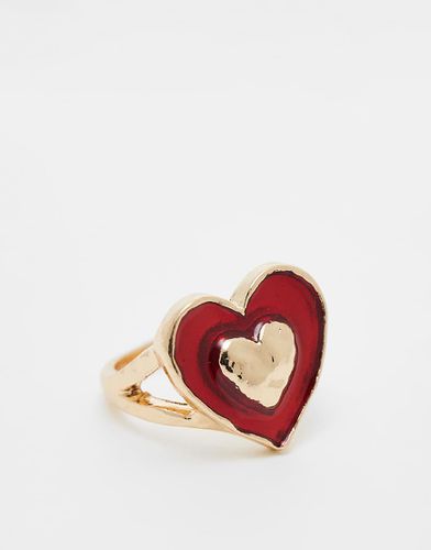 Anello dorato con motivo con cuore in resina rosso - ASOS DESIGN - Modalova