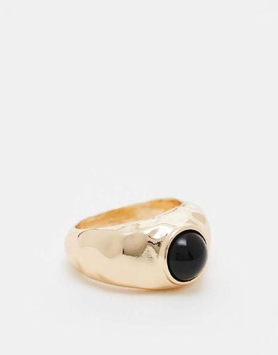 Anello dorato effetto metallo fuso con pietra nera - ASOS DESIGN - Modalova