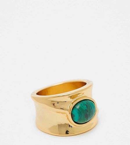 Anello placcato 14 k con dettaglio con pietra malachite - ASOS DESIGN - Modalova