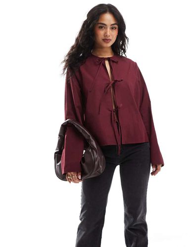 Blusa a maniche lunghe in popeline bordeaux allacciata sul davanti - ASOS DESIGN - Modalova