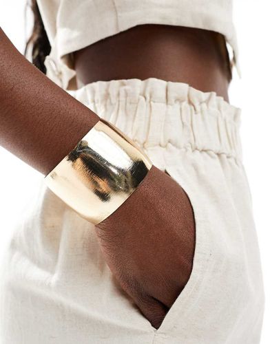 Bracciale rigido dorato ricurvo con finitura spazzolata - ASOS DESIGN - Modalova