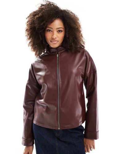 Giacca in pelle sintetica bordeaux stile motociclista con colletto - ASOS DESIGN - Modalova