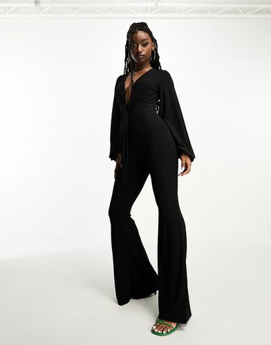 Glam - Tuta jumpsuit sinuosa nera con scollo profondo allacciata sul davanti - ASOS DESIGN - Modalova