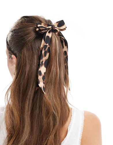 Fascia per capelli con stampa leopardata e fiocco - ASOS DESIGN - Modalova