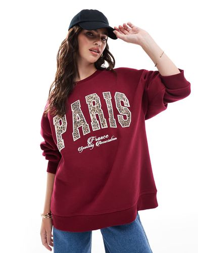 Felpa bordeaux con stampa sportiva leopardata "Paris" - ASOS DESIGN - Modalova