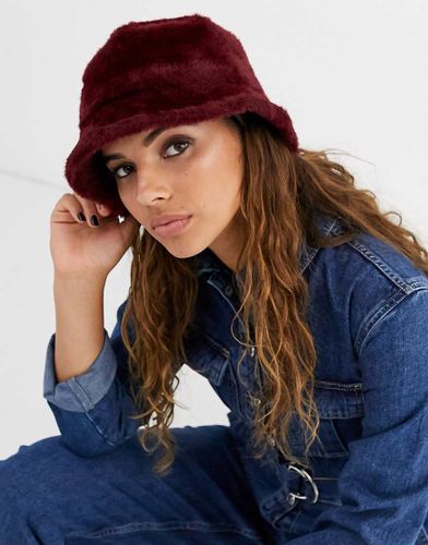 ASOS DESIGN fluffy bucket hat-Red - ASOS DESIGN - Modalova