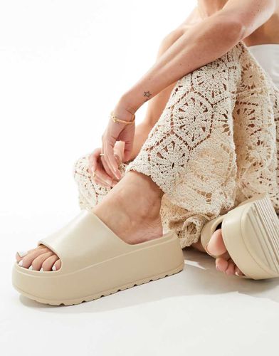 Freedom - Sliders bianco sporco con suola a carrarmato flatform - ASOS DESIGN - Modalova