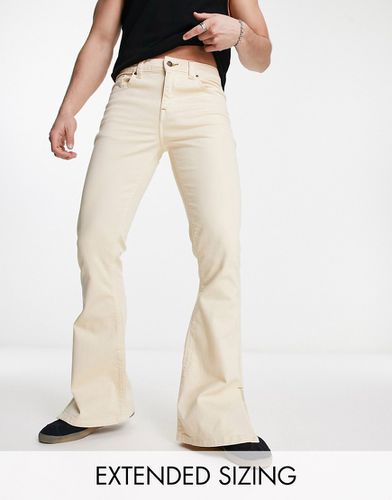 Jeans a zampa écru con spacchi sul fondo - ASOS DESIGN - Modalova