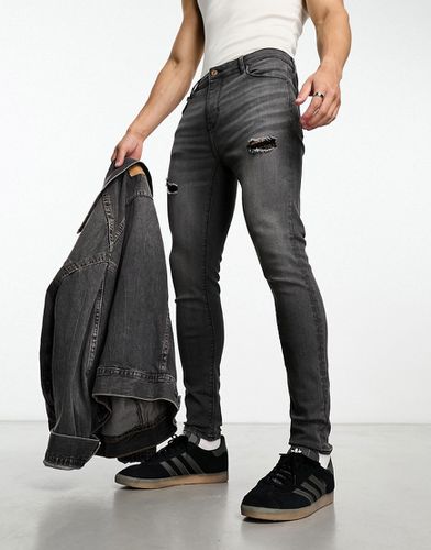 Jeans spray on elasticizzati slavato con strappi - ASOS DESIGN - Modalova