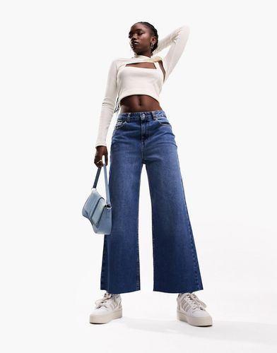 Jeans taglio corto medio a fondo ampio - ASOS DESIGN - Modalova
