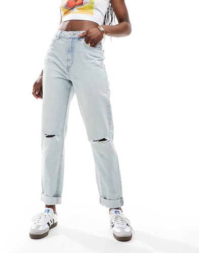 Mom jeans a vita alta vestibilità comoda azzurri con strappi - ASOS DESIGN - Modalova