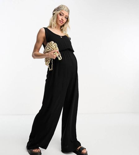 Maternity - Tuta jumpsuit da spiaggia stropicciata nera - ASOS DESIGN - Modalova