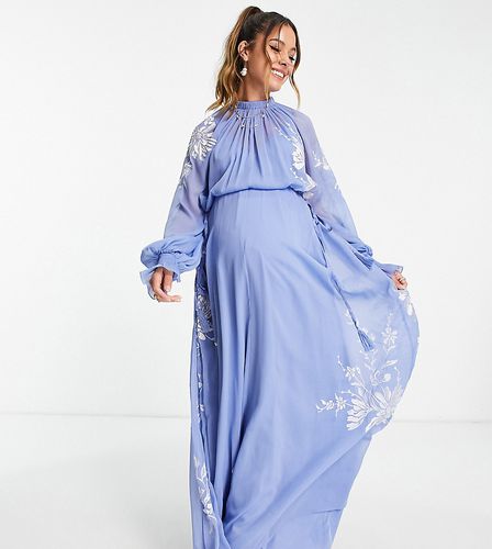 ASOS DESIGN Maternity - Vestito lungo accollato con allacciatura in vita e ricamo stencil floreale - ASOS Maternity - Modalova