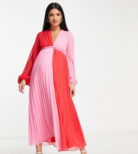 ASOS DESIGN Maternity - Vestito midi in plumetis a pieghe con incrocio sul davanti rosso e rosa color block - ASOS Maternity - Modalova