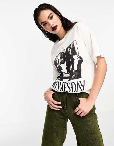 Mercoledì Addams - T-shirt oversize bianca con grafica su licenza in rilievo - ASOS DESIGN - Modalova