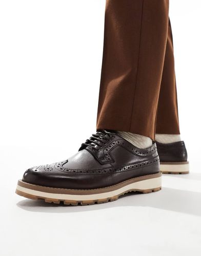 Scarpe brogue stringate marroni in pelle con suola bianca a contrasto - ASOS DESIGN - Modalova