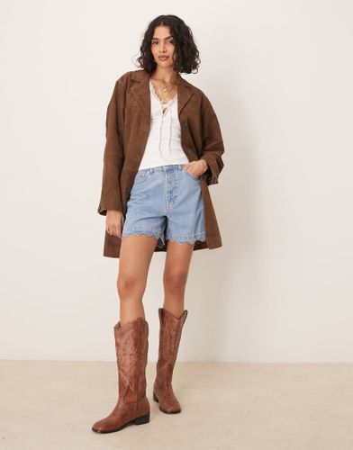 Short en jean à bords festonnés - moyen - Asos Design - Modalova
